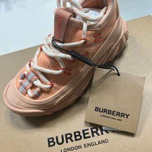Kids mini arthur knit Burberry tennis shoes. Never worn. Size 11 US with box